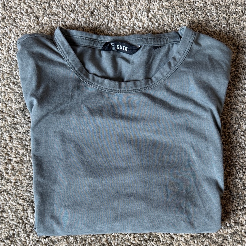 Cuts women’s shirt M